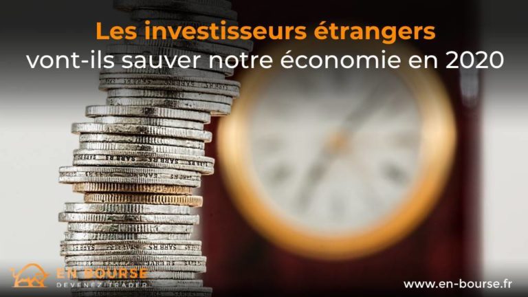 Pièces de monnaie devant une horloge