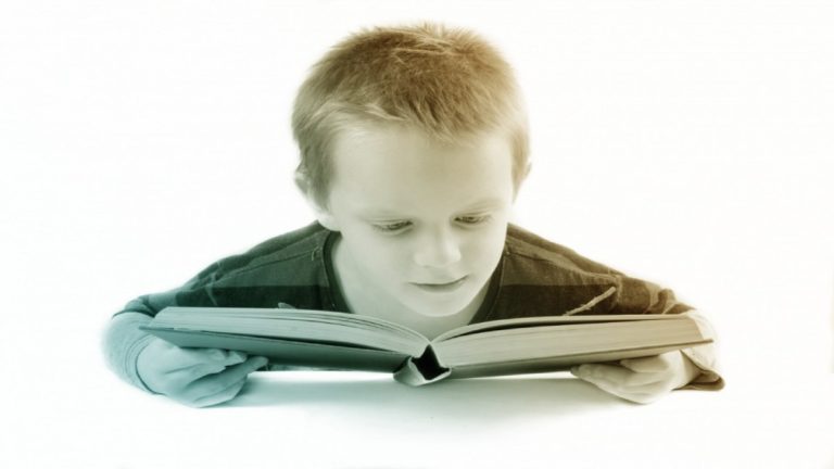 Enfant lisant un livre