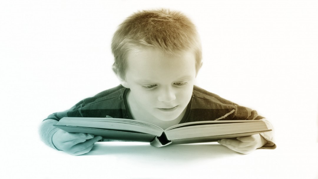 Enfant lisant un livre