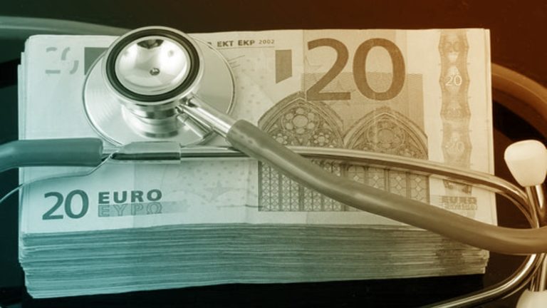 Stéthoscope sur une liasse de billets de 20 euros