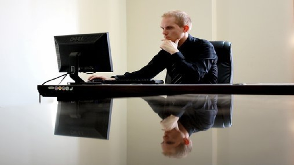 Homme d'affaires travaillant devant son ordinateur