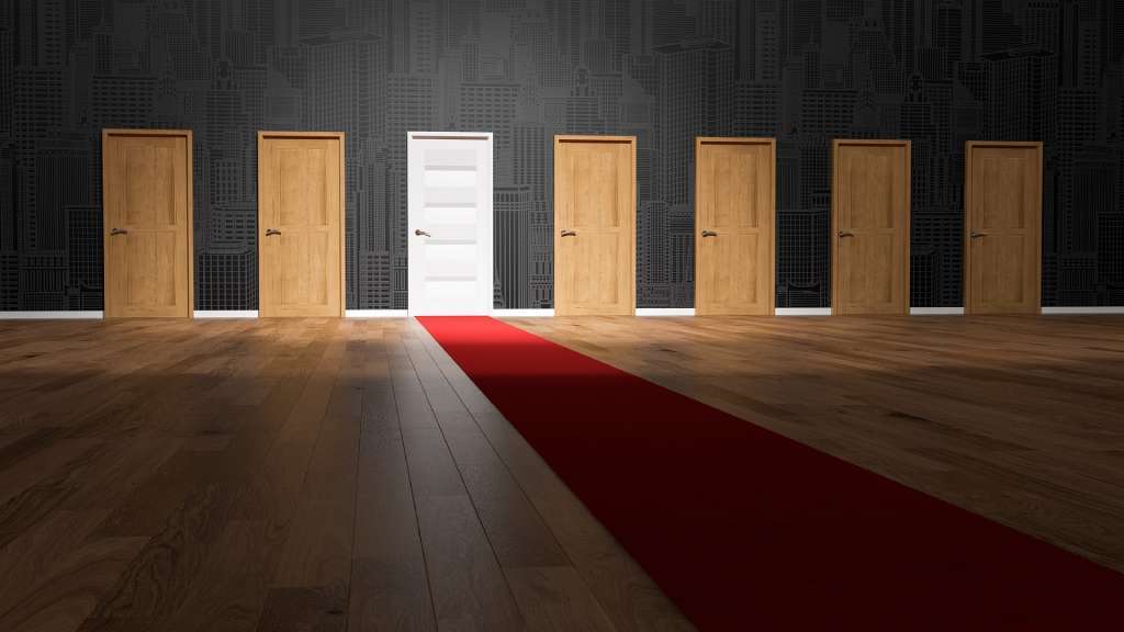 Sept portes dont une blanche mise en valeur par un tapis rouge