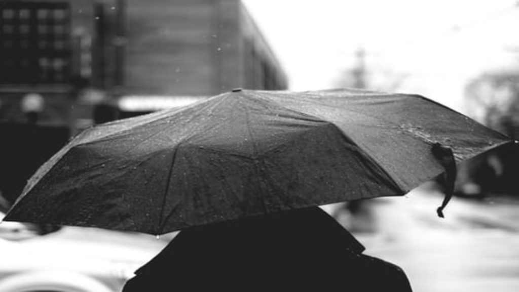 Une personne tenant un parapluie