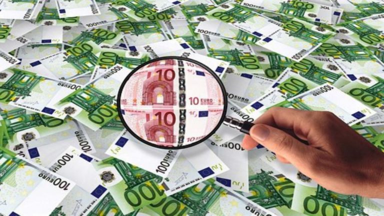 Billets de 100 euros observés à la loupe