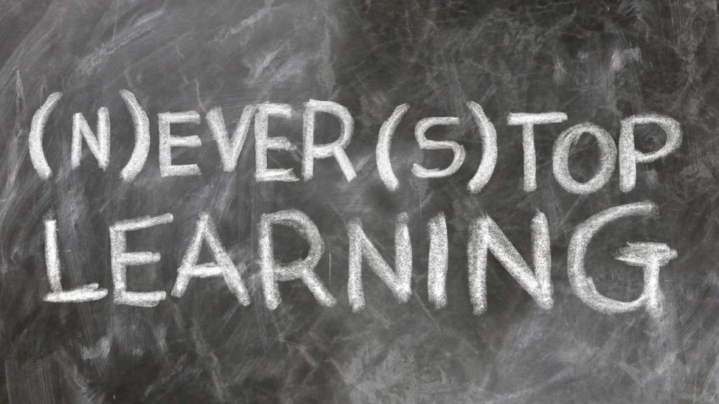 Tableau noir avec l'inscription : "ne jamais cesser d'apprendre" / ëtre au top de l'apprentissage