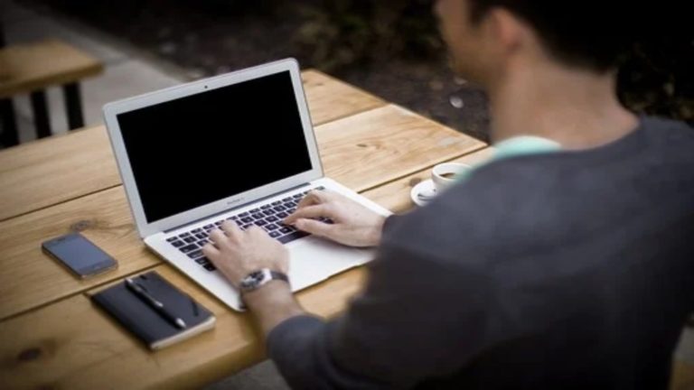 Ordinateur portable sur bureau