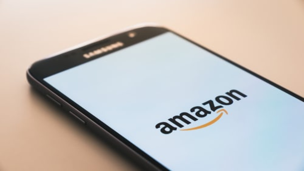 Logo Amazon sur un téléphone