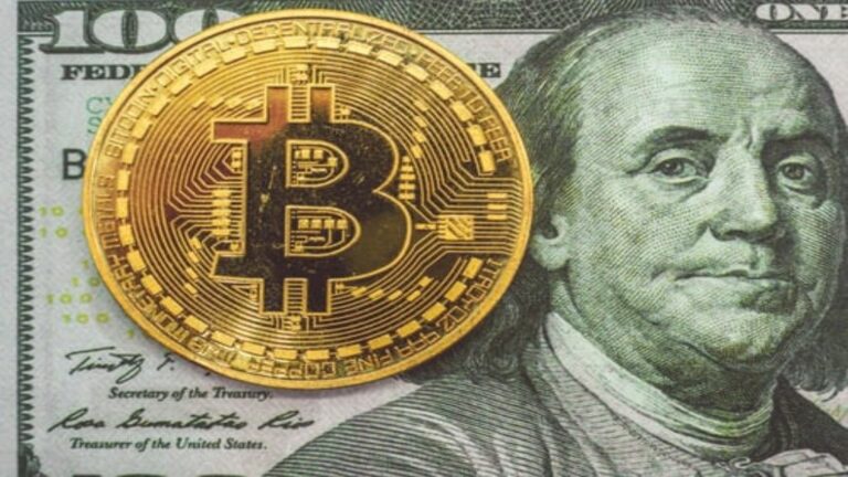 Jeton de BTC sur un billet d'USD