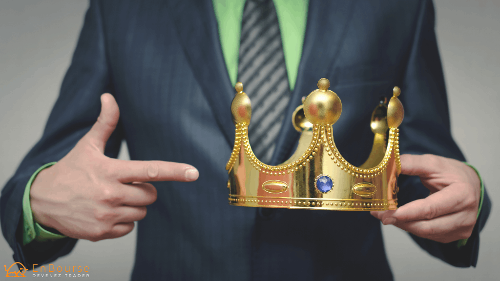 photo qui montre une personne pointer du doigt une couronne